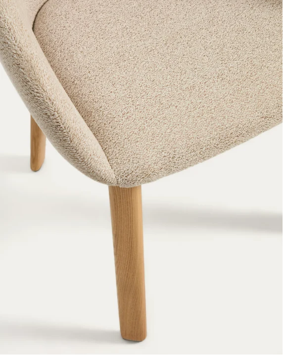 Meila chair with armrests in beige chenille with legs in natural finish