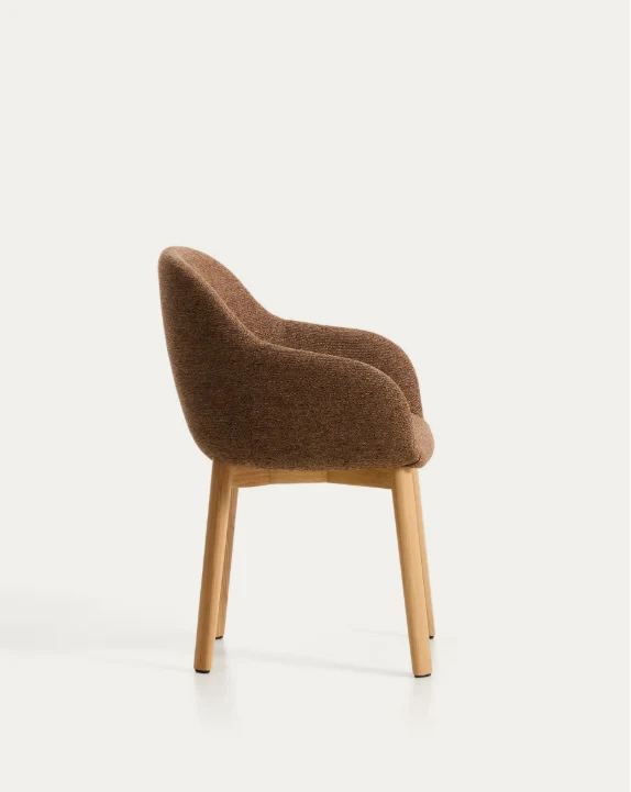 Meila chair with armrests in terracotta chenille with legs in natural finish