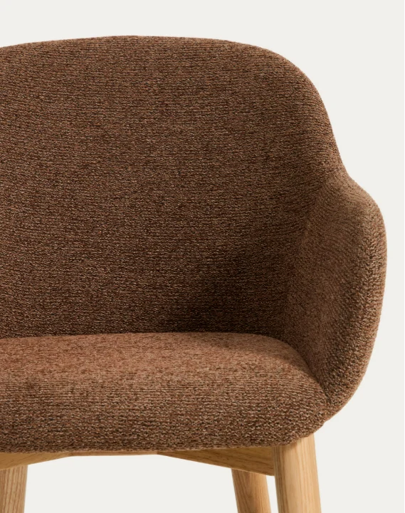 Meila chair with armrests in terracotta chenille with legs in natural finish
