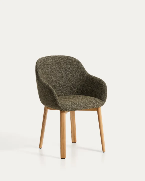 Meila chair with armrests in green chenille with legs in natural finish