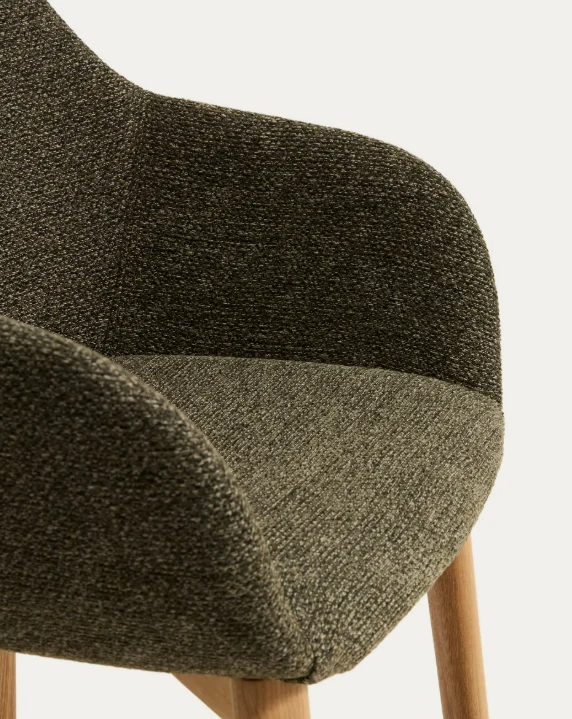 Meila chair with armrests in green chenille with legs in natural finish