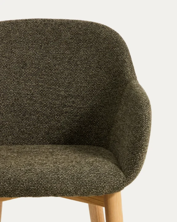 Meila chair with armrests in green chenille with legs in natural finish