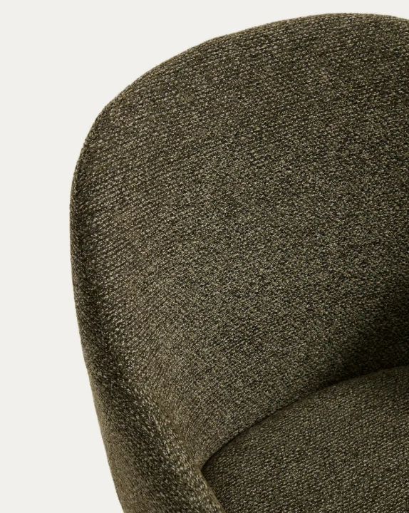 Meila chair with armrests in green chenille with legs in natural finish
