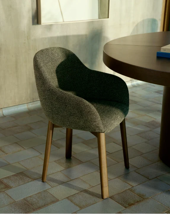 Meila chair with armrests in green chenille with legs in natural finish