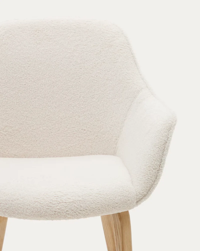 Aleli chair in white bouclé with solid ash wood legs and natural finish