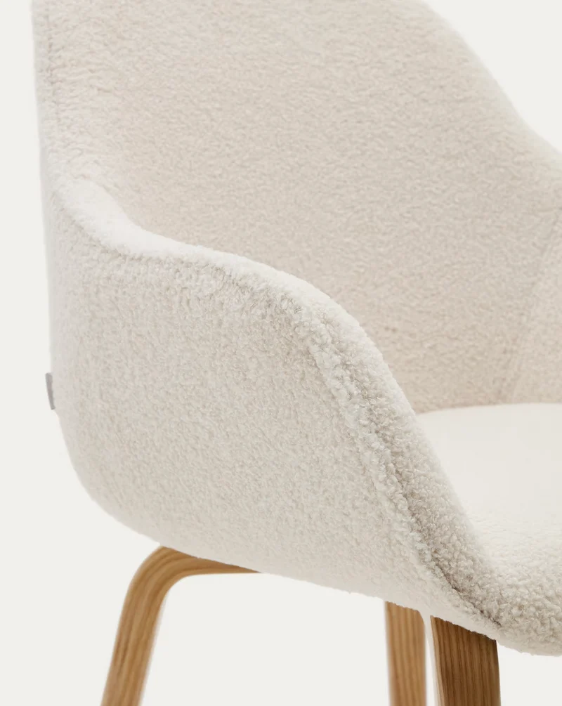 Aleli chair in white bouclé with solid ash wood legs and natural finish