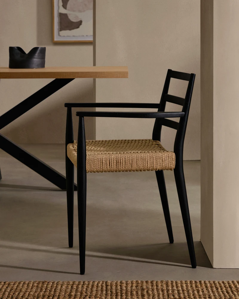 Analy chair with armrests in solid oak wood in a black finish and rope cord seat