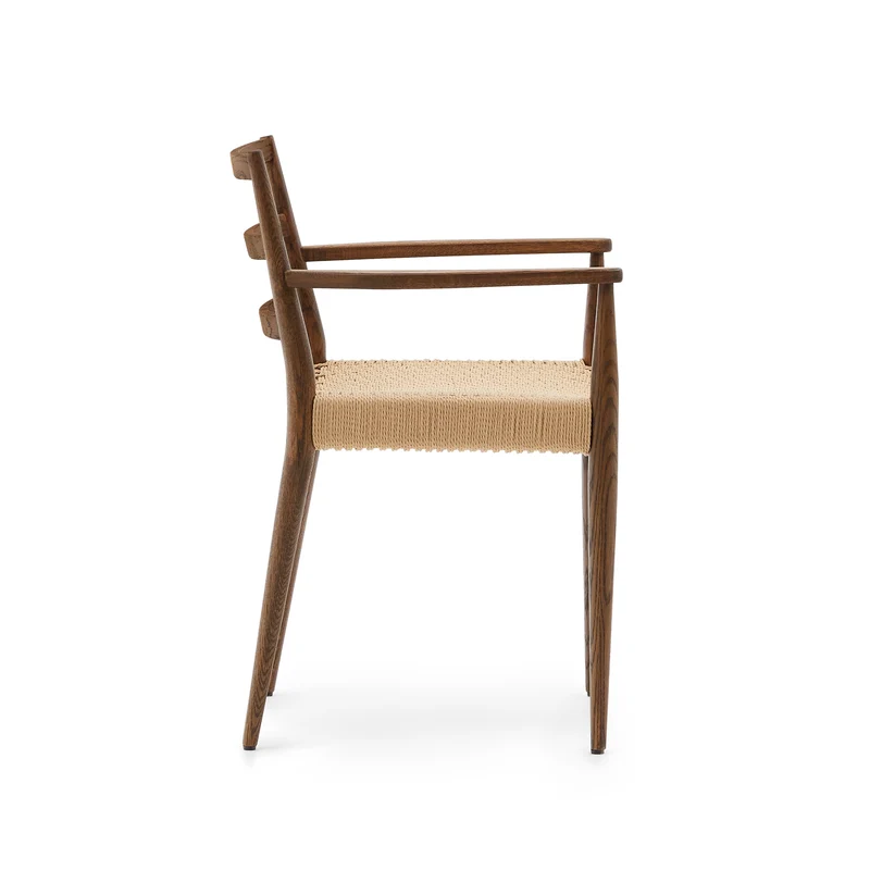 Analy chair with armrests in solid oak wood in a walnut finish and rope cord seat