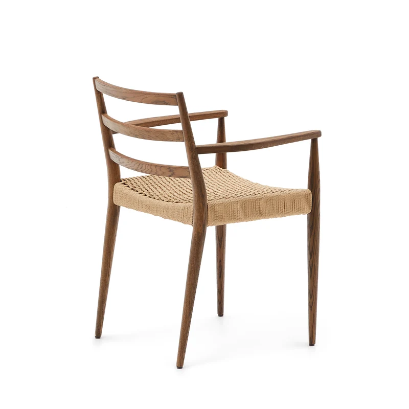 Analy chair with armrests in solid oak wood in a walnut finish and rope cord seat