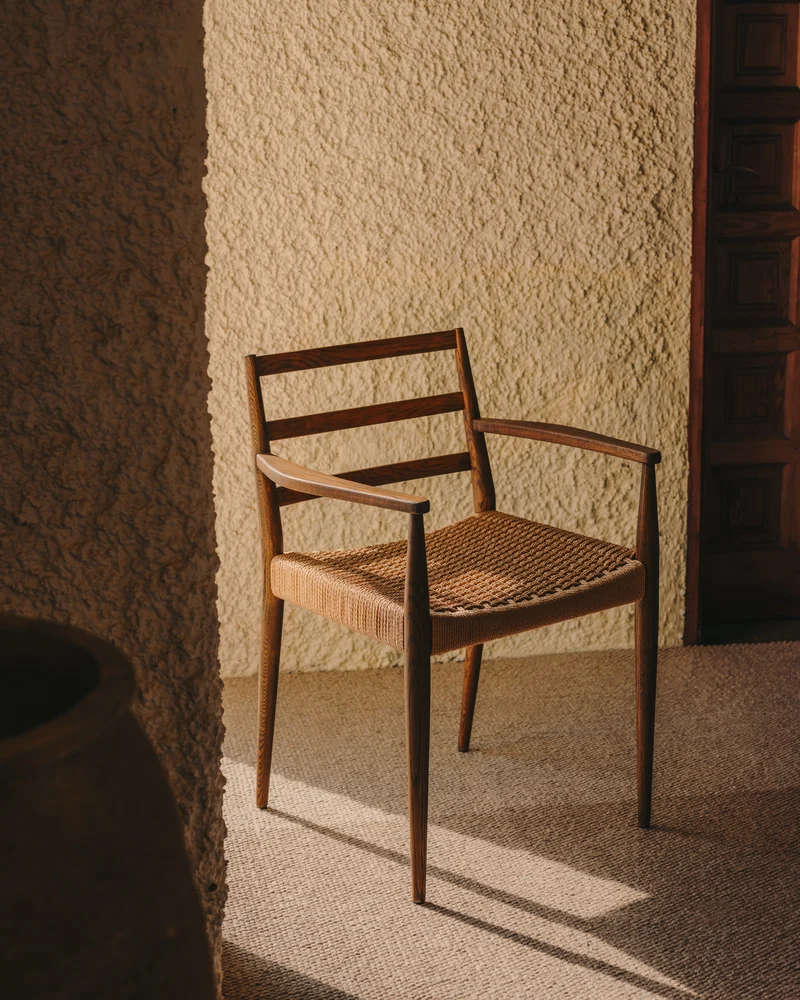 Analy chair with armrests in solid oak wood in a walnut finish and rope cord seat
