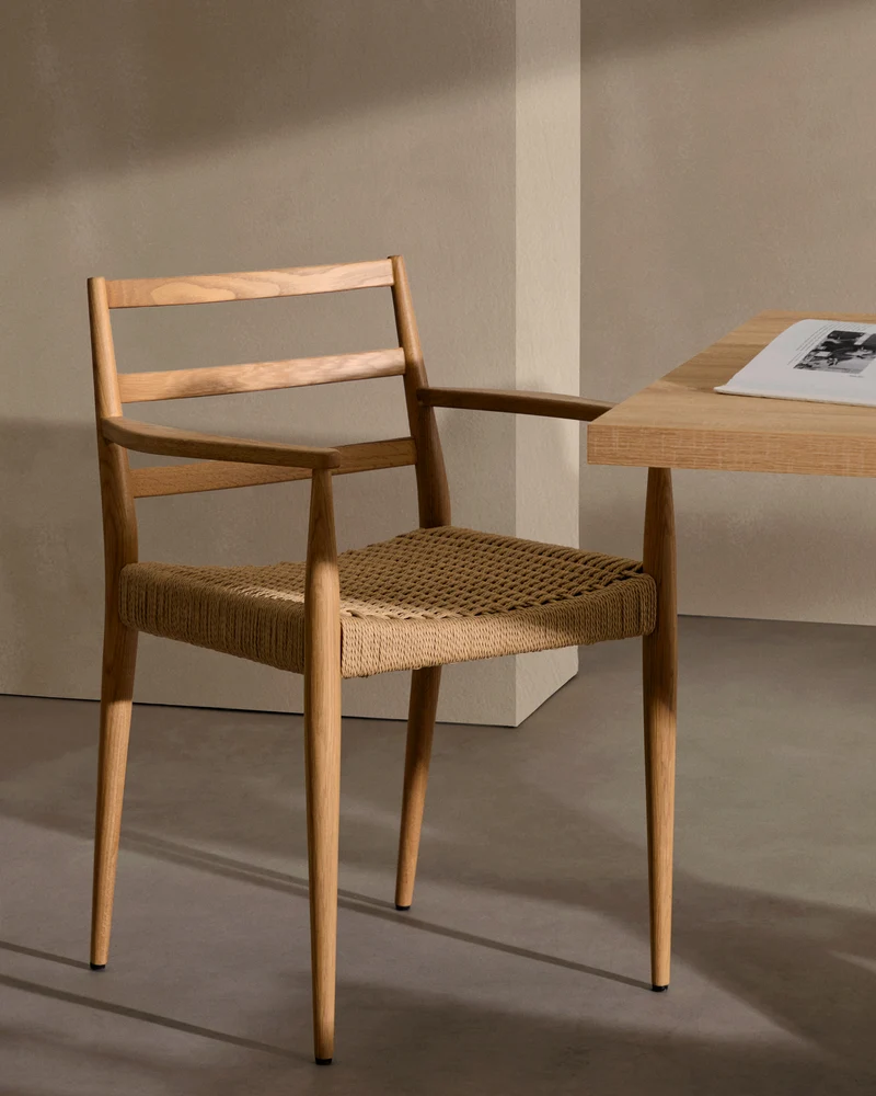 Analy chair with armrests in solid oak wood in a natural finish and rope cord seat