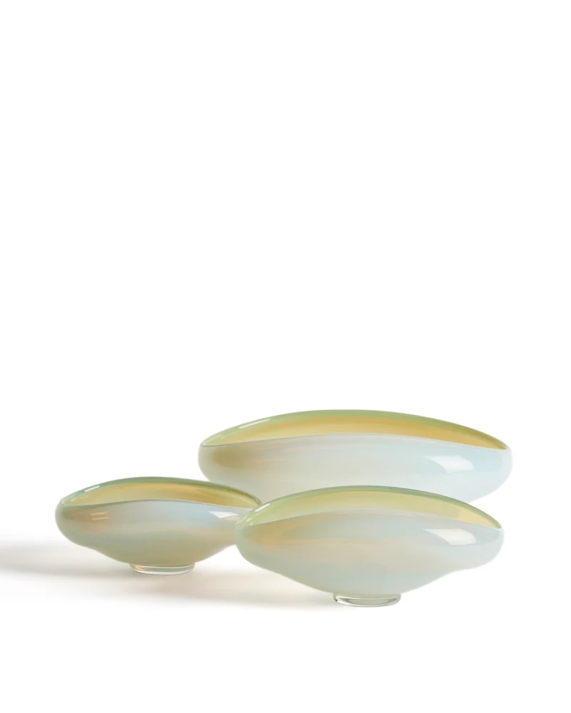 Nodila white glass centrepiece 19 x 14cm