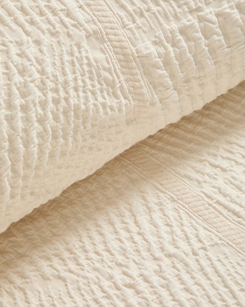 Raylo bedspread with striped structure