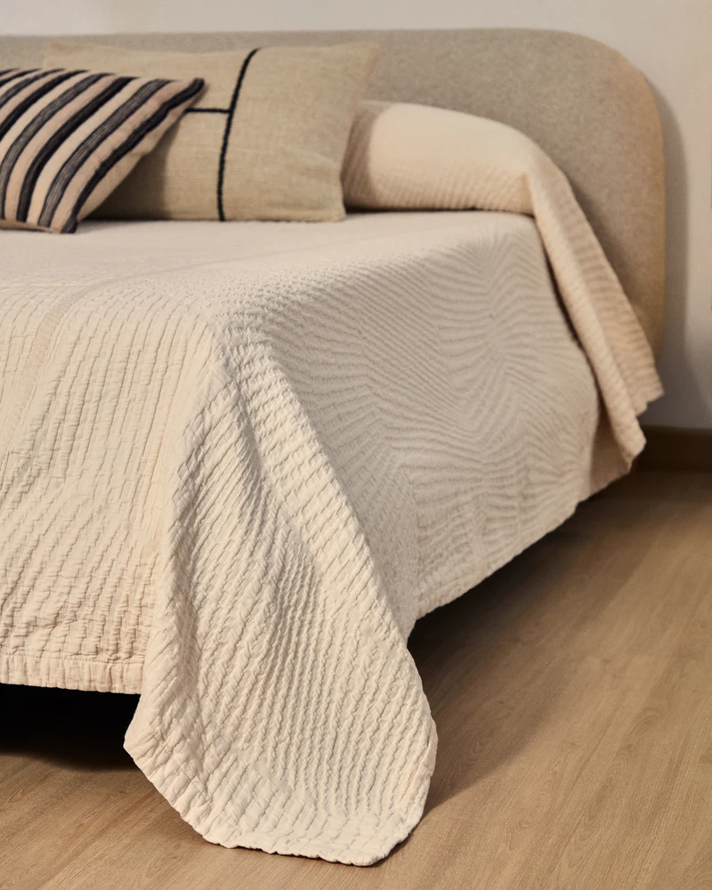 Raylo bedspread with striped structure