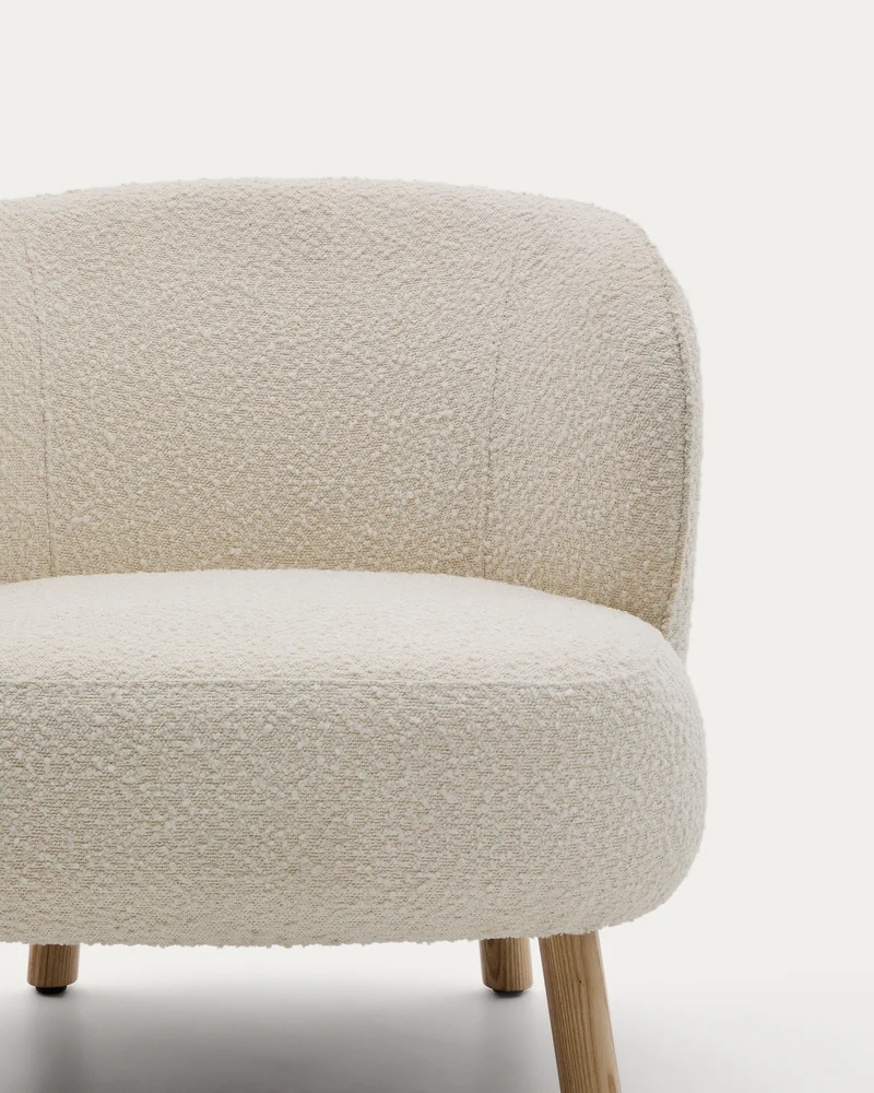 Ulit armchair in white bouclé natural finish legs