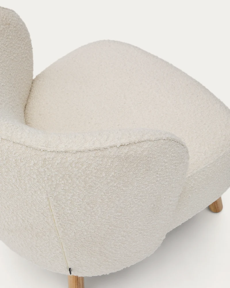 Ulit armchair in white bouclé natural finish legs