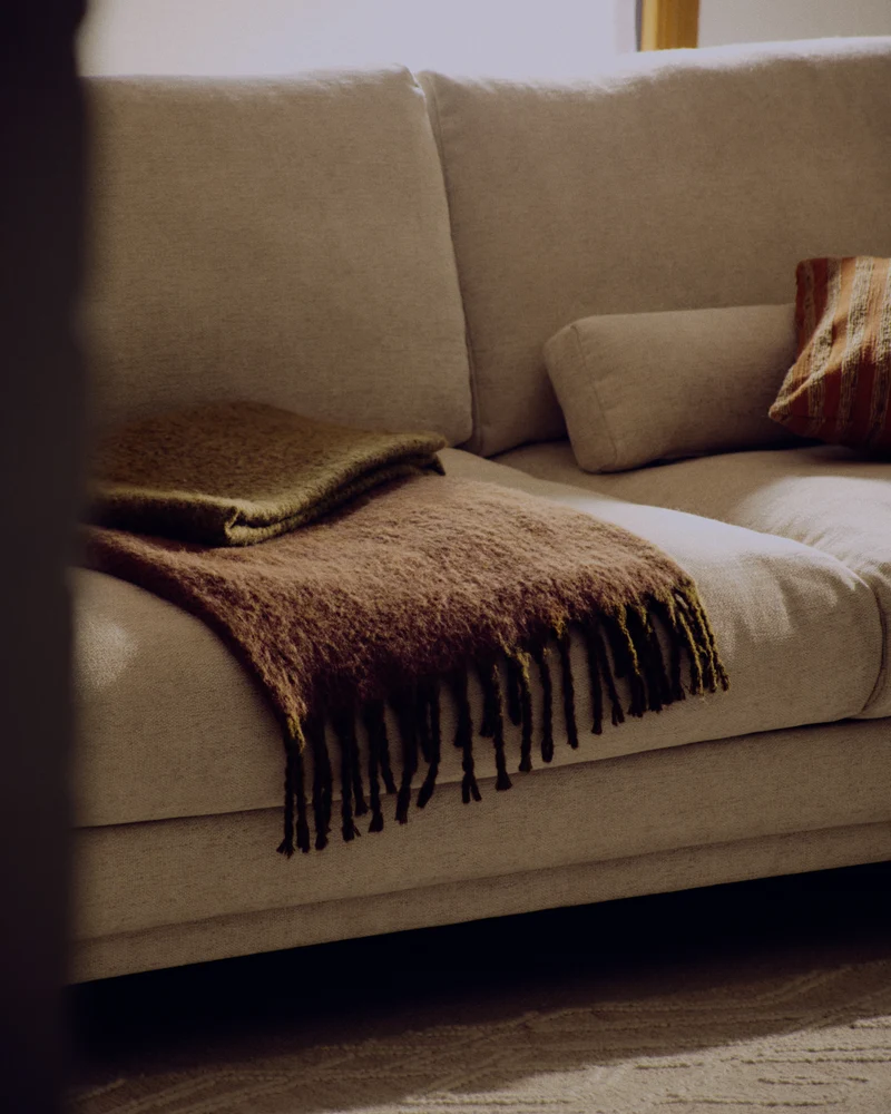 Veliro beige chenille 3-seater sofa with black steel legs 240cm FSC Mix Credit