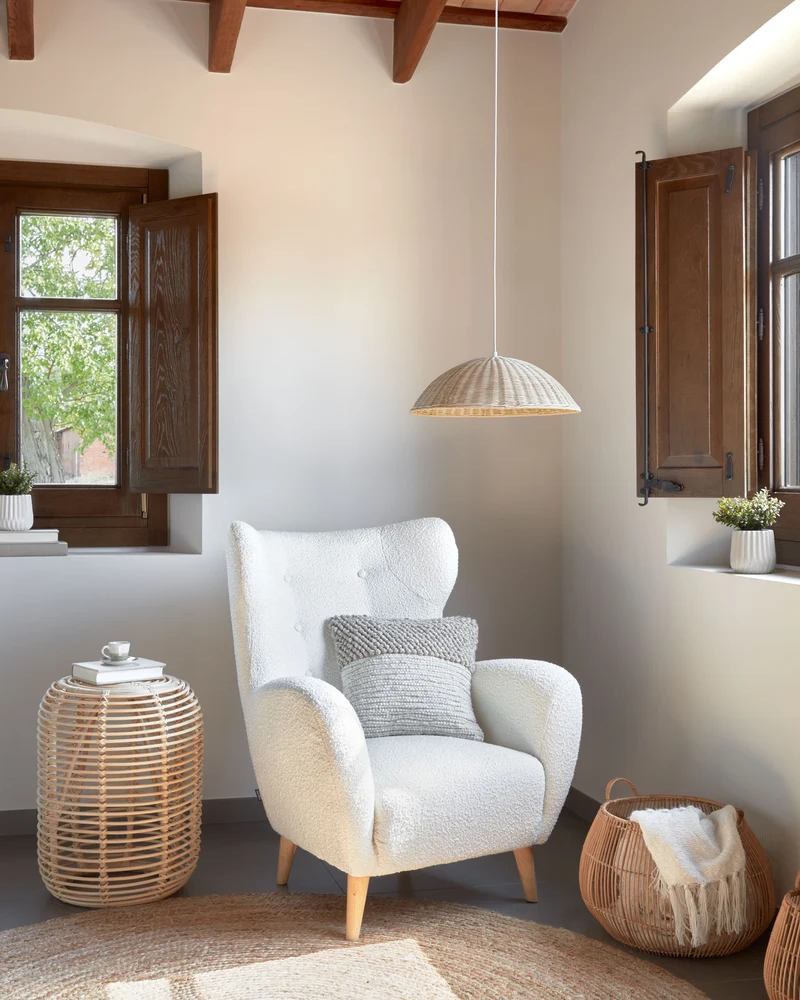 Patio armchair in white bouclé with solid, beech wood legs FSC Mix Credit