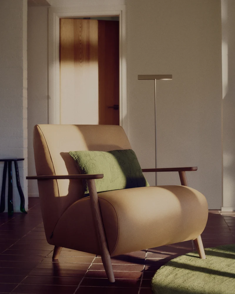 Meghan armchair in brown leather and solid ash wood with walnut-coloured finish FSC Mix Credit