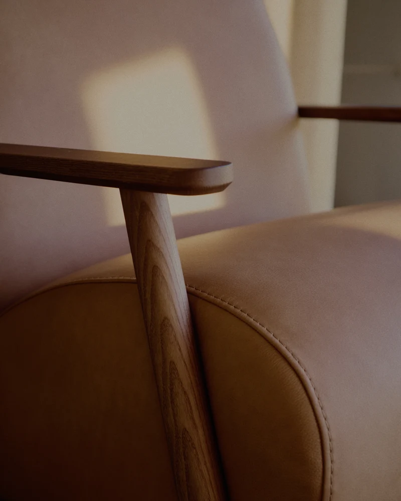 Meghan armchair in brown leather and solid ash wood with walnut-coloured finish FSC Mix Credit