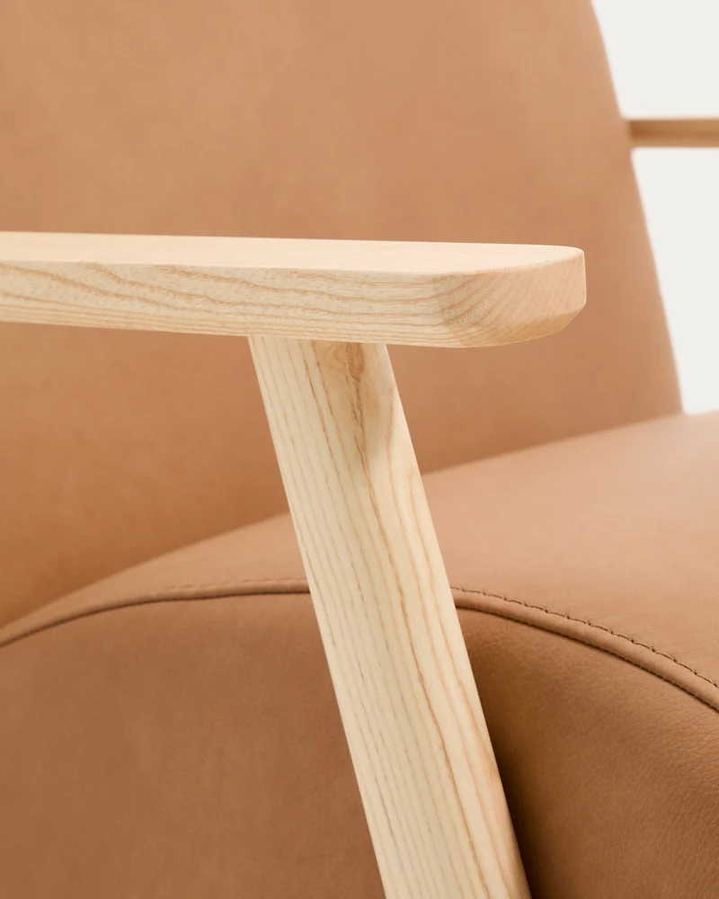 Meghan armchair in brown leather and solid ash wood with natural-coloured finish FSC Mix Credit