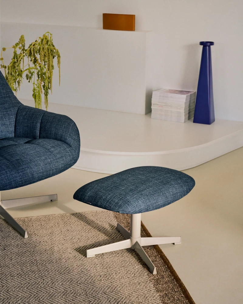 Jaspe swivel footrest in blue and metal with a grey finish FSC™ 100%.