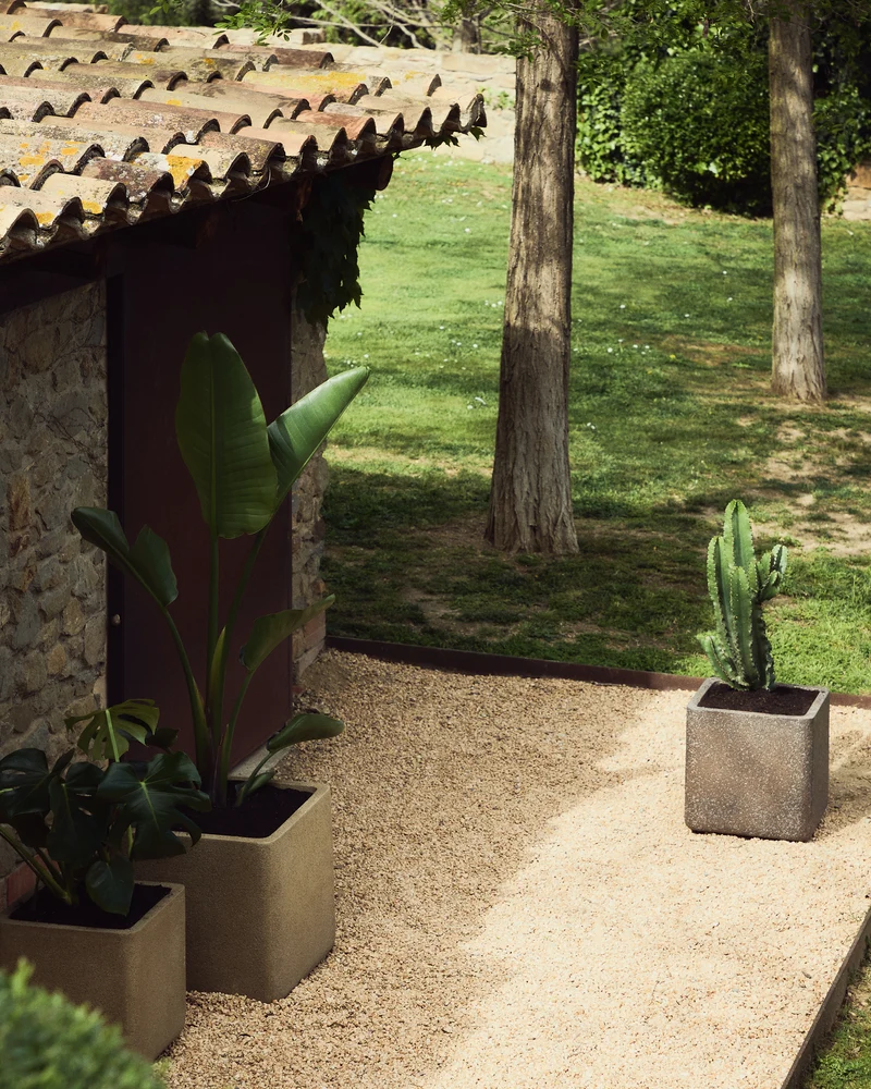 Set of 2 Minoa planters with brown stone effect 44 x 44 cm