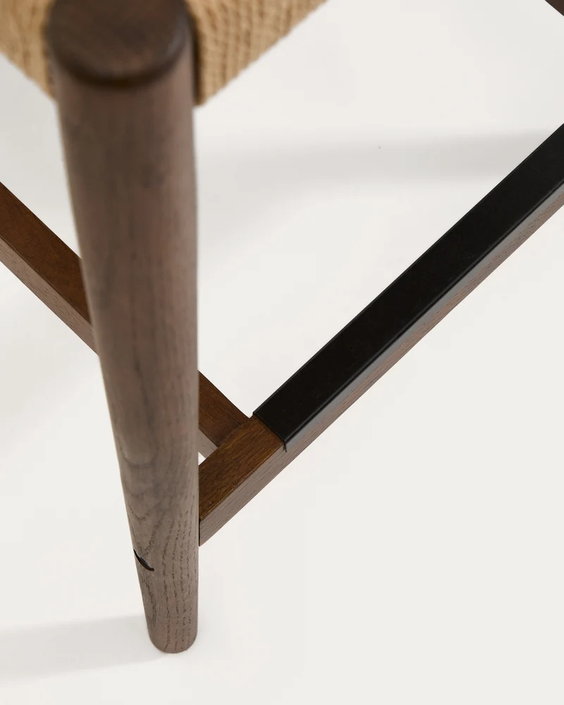Analy stool with backrest in solid oak wood with walnut-tone finish and rope seat 65 cm