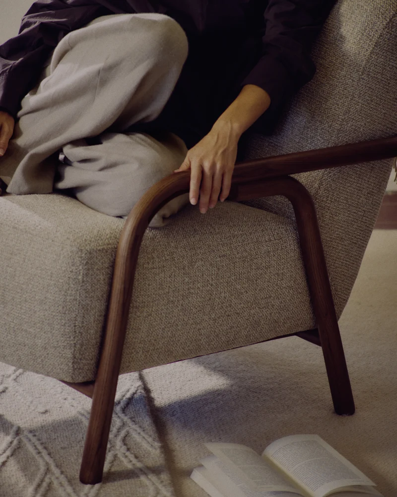 Sylo armchair in beige chenille and solid ash wood with walnut-coloured finish FSC 100%