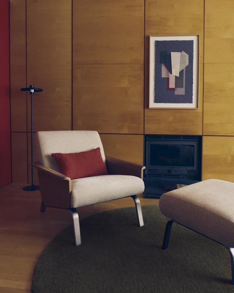 Amsen beige armchair in oak plywood with legs in brushed stainless steel