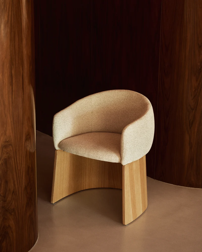 Bosca chair in beige chenille and oak veneer FSC 100%