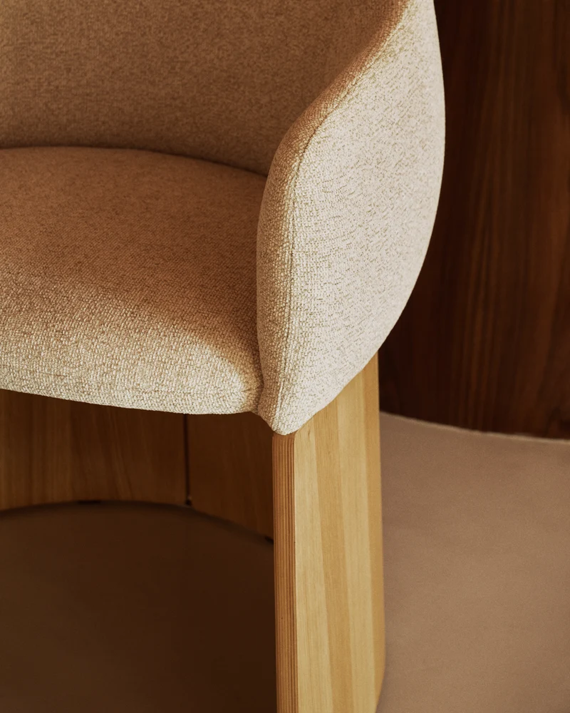 Bosca chair in beige chenille and oak veneer FSC 100%
