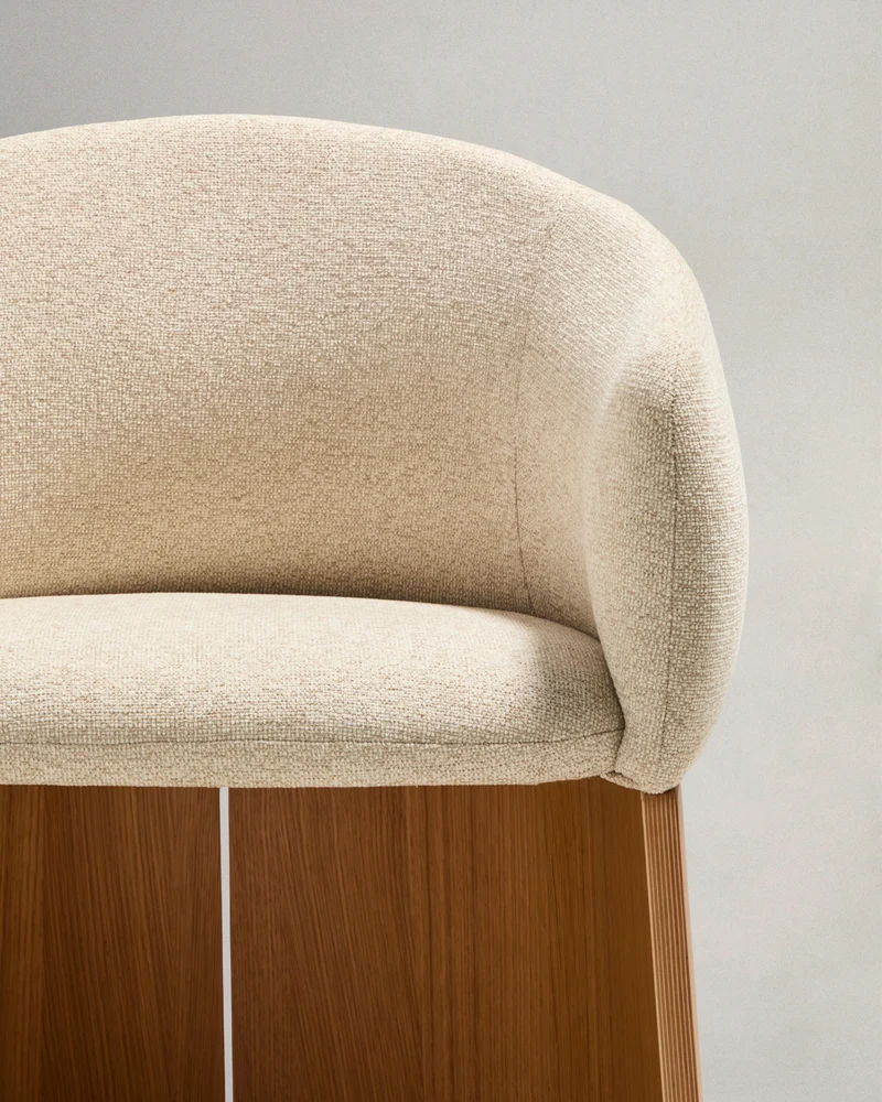 Bosca chair in beige chenille and oak veneer FSC 100%
