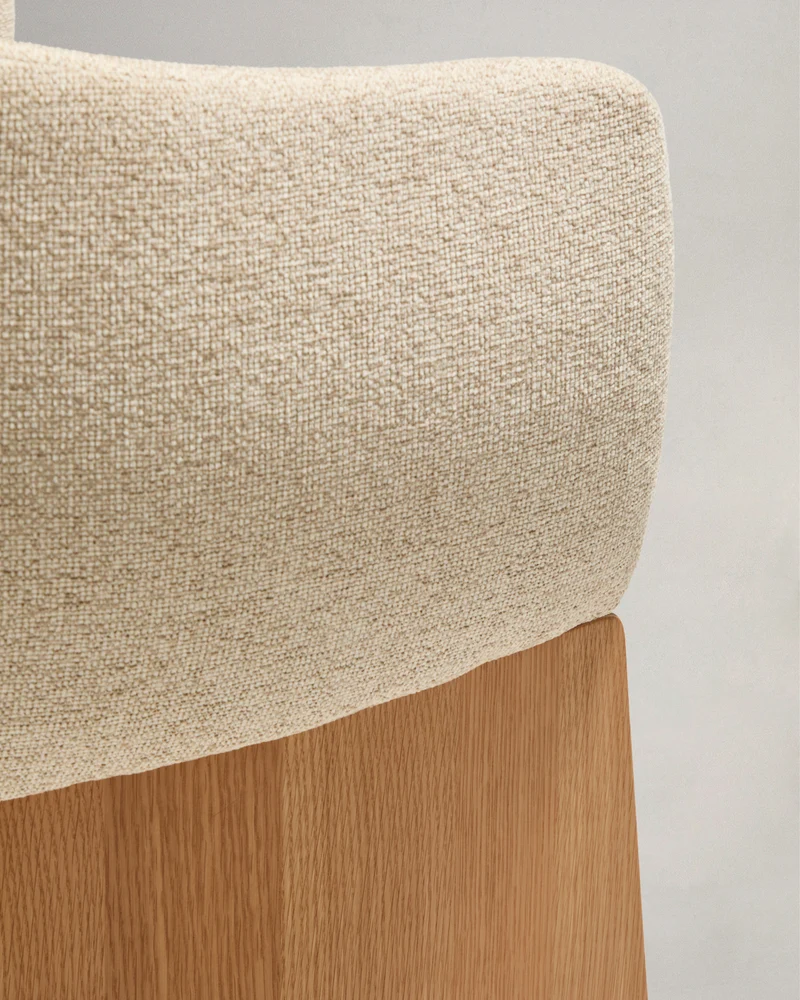 Bosca chair in beige chenille and oak veneer FSC 100%