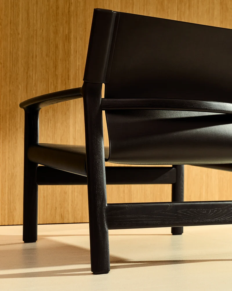 Jan armchair made of black recycled leather fibres and FSC 100% solid ash wood with black finish