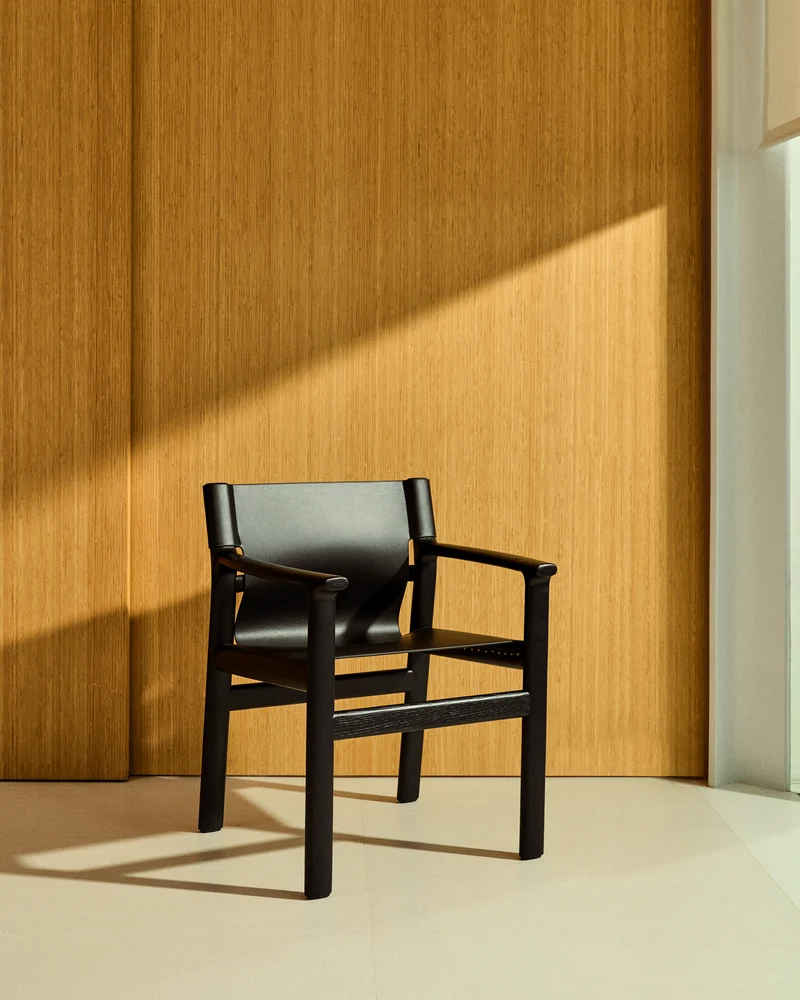 Jan chair made of black recycled leather fibres and FSC 100% solid ash wood with black finish