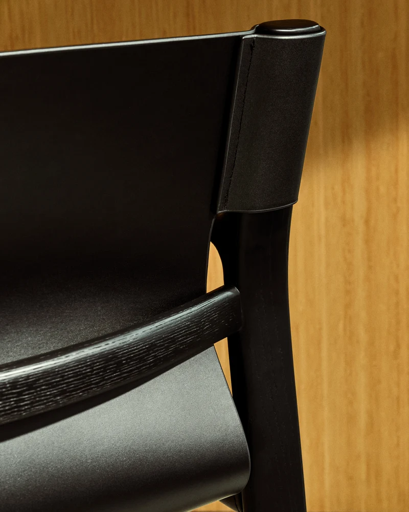 Jan chair made of black recycled leather fibres and FSC 100% solid ash wood with black finish