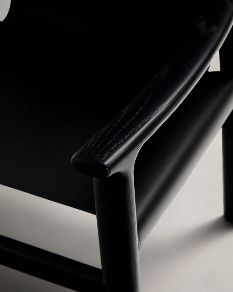 Jan chair made of black recycled leather fibres and FSC 100% solid ash wood with black finish