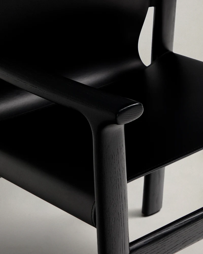 Jan chair made of black recycled leather fibres and FSC 100% solid ash wood with black finish