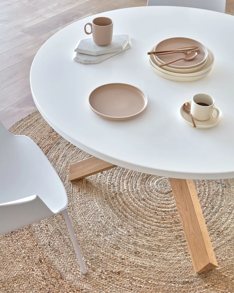 Lotus table in white with solid oak legs, Ø 120 cm