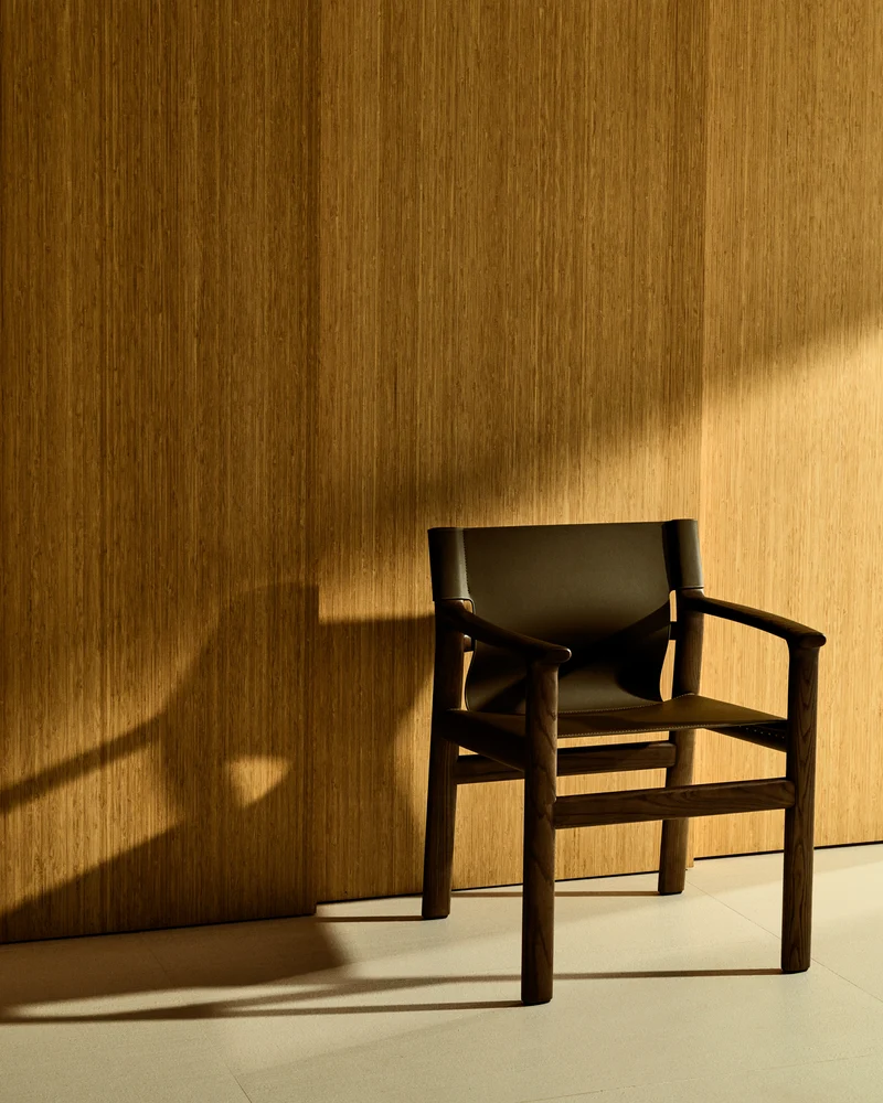 Jan chair made of dark brown recycled leather fibres and FSC 100% solid ash wood with walnut-coloured finish
