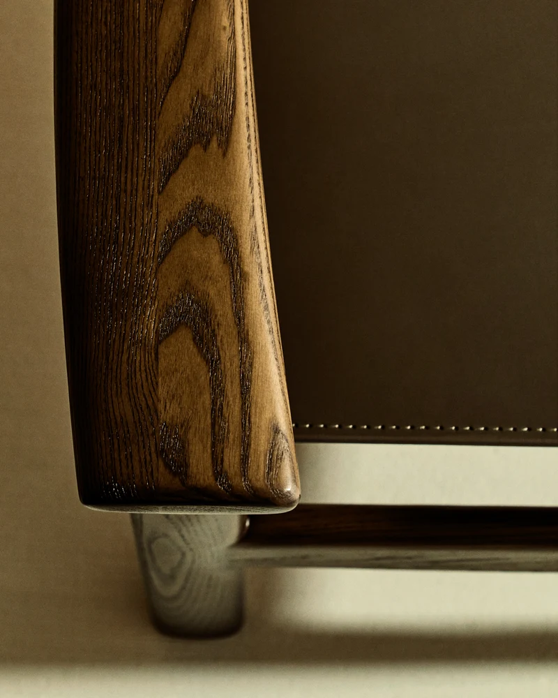Jan chair made of dark brown recycled leather fibres and FSC 100% solid ash wood with walnut-coloured finish