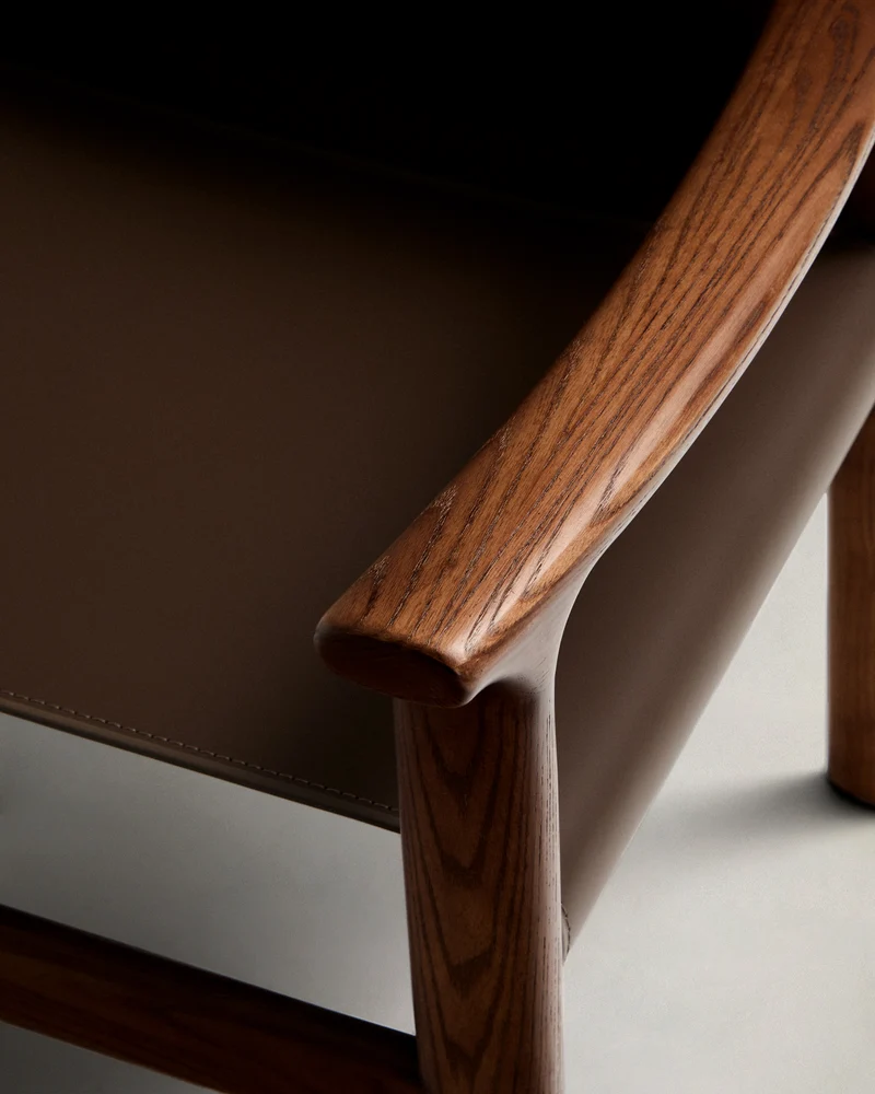 Jan chair made of dark brown recycled leather fibres and FSC 100% solid ash wood with walnut-coloured finish