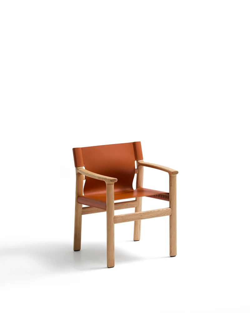 Jan chair made of light brown recycled leather fibres and FSC 100% solid ash wood with natural tone finish