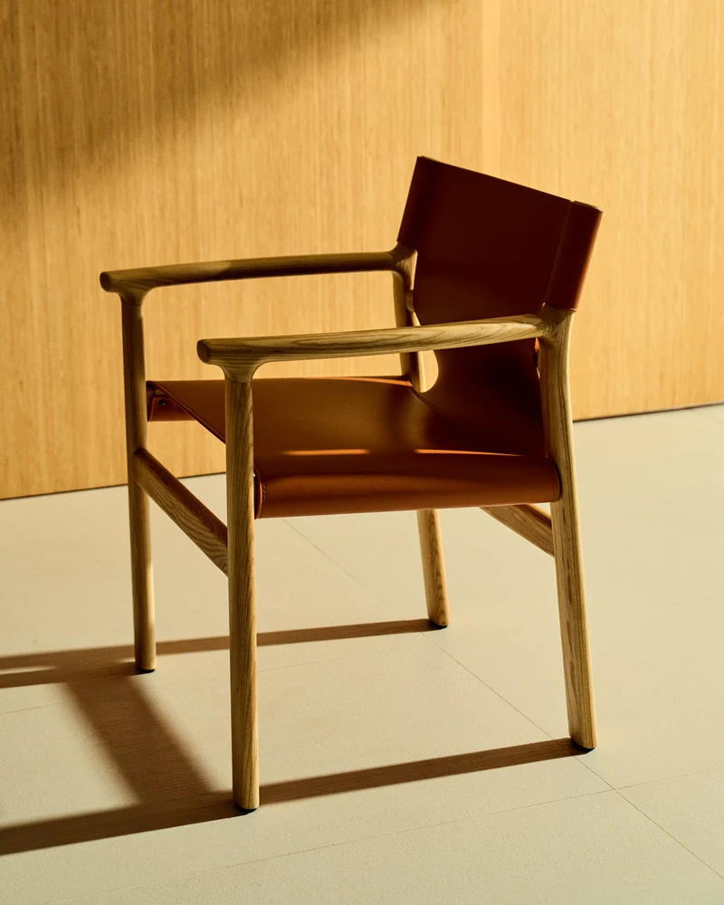 Jan chair made of light brown recycled leather fibres and FSC 100% solid ash wood with natural tone finish