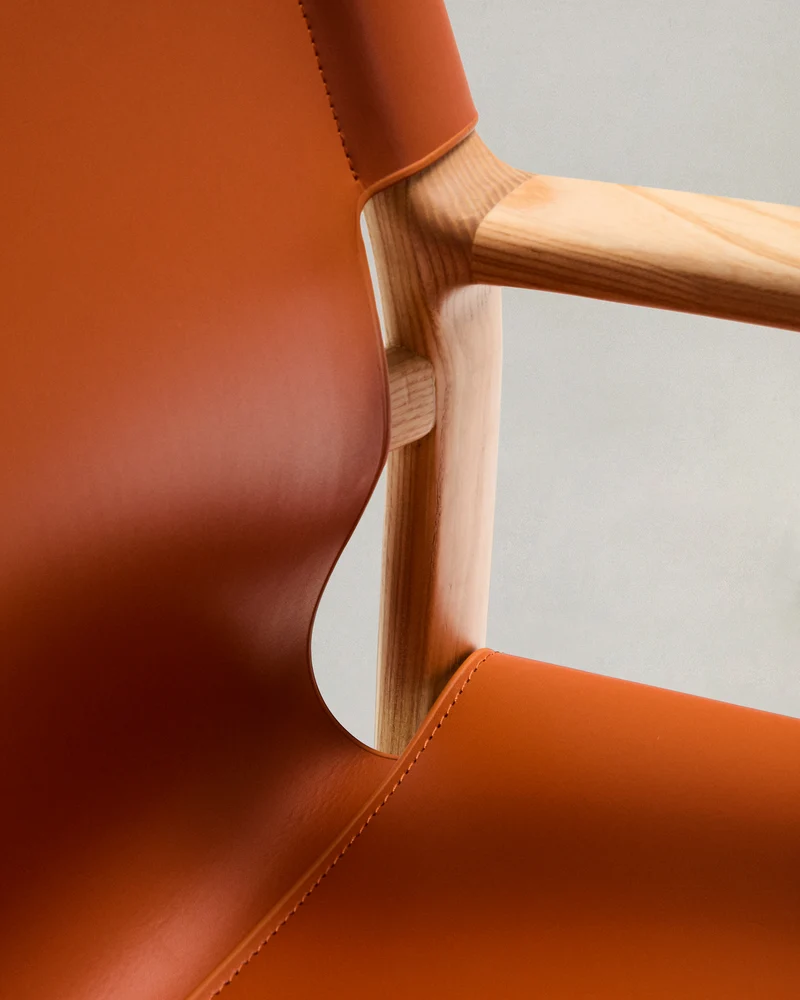 Jan chair made of light brown recycled leather fibres and FSC 100% solid ash wood with natural tone finish