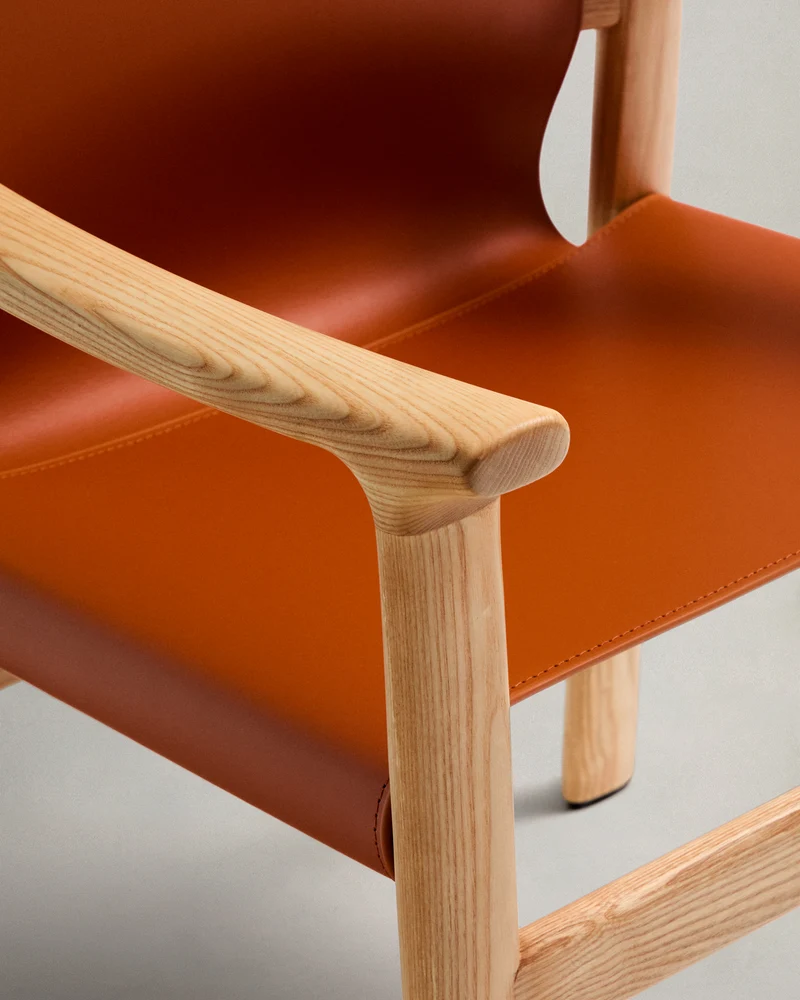 Jan chair made of light brown recycled leather fibres and FSC 100% solid ash wood with natural tone finish
