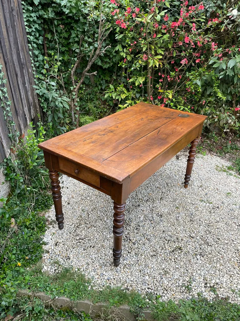 Table ancienne de cuisine avec planche à découper