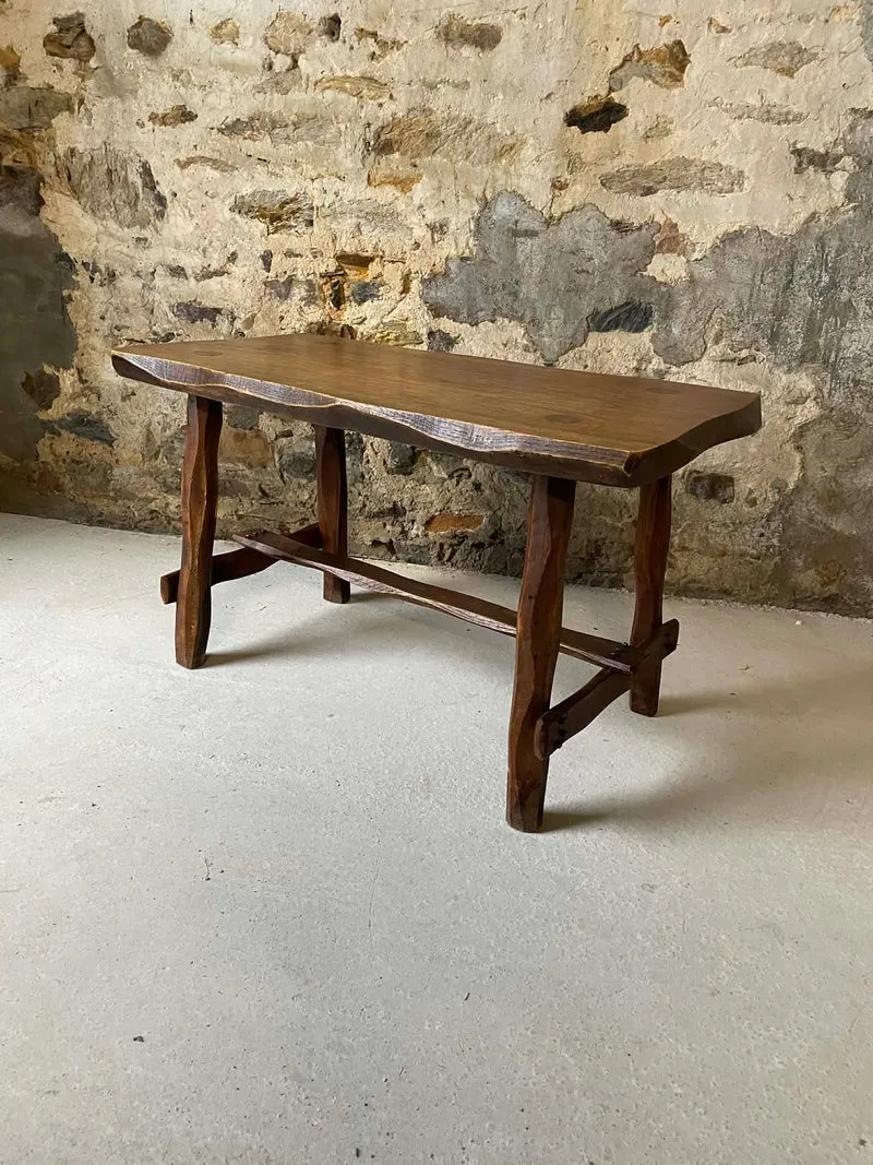 Petite table rustique en bois massif