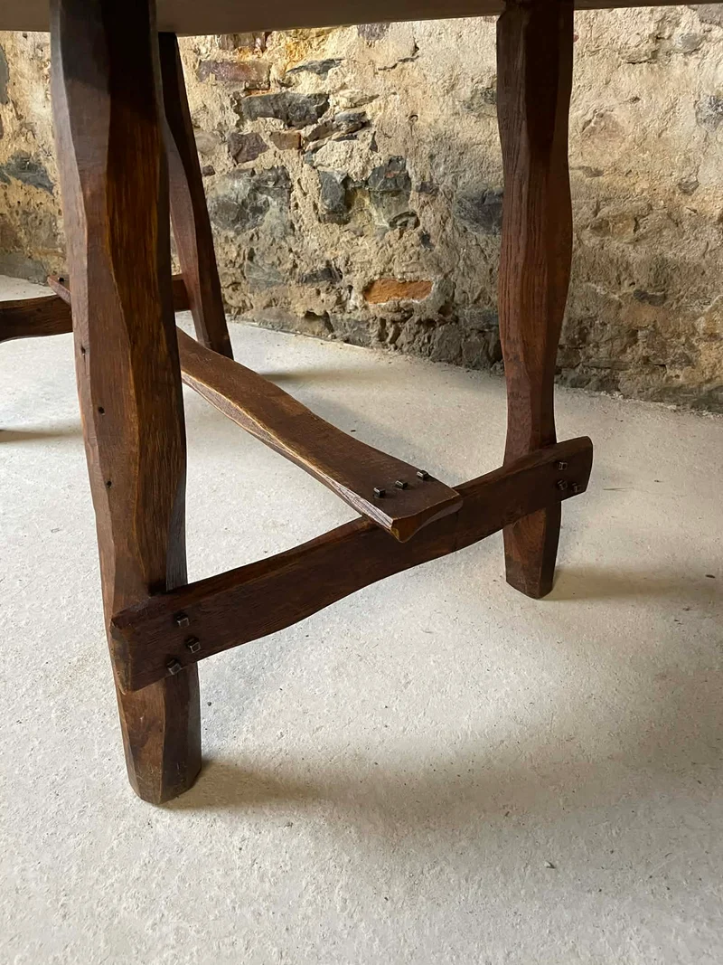 Petite table rustique en bois massif